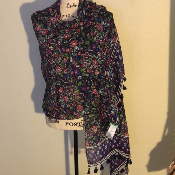 C Wonder Flowery Shawl with Tassels - Picture 4 of 4